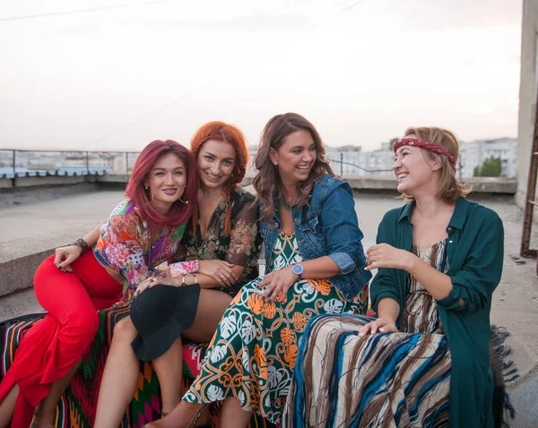 Dışarıdaki Hippi Kadınların Mutlu Portresi — Stok fotoğraf