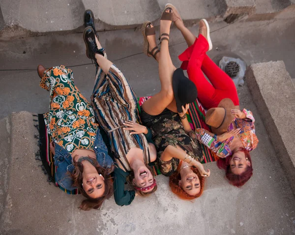 Lyckligt Porträtt Hippiekvinnor Utanför — Stockfoto