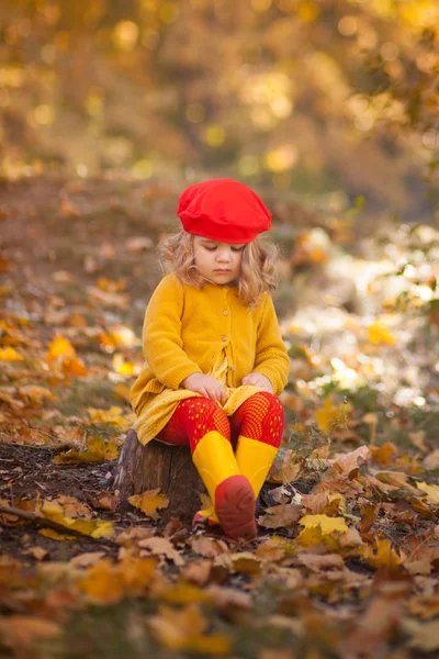 Hermoso Retrato Retro Niña Pequeña — Foto de Stock