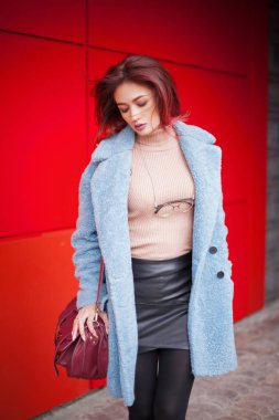 Kameraya poz veren güzel Asyalı kadın