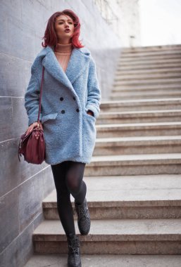 Kameraya poz veren güzel Asyalı kadın