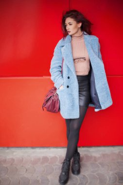 Kameraya poz veren güzel Asyalı kadın