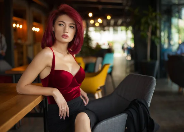 Hermosa Mujer Sexy Estilo Retro Con Pelo Rojo —  Fotos de Stock
