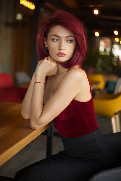 Belle Femme Sexy Style Rétro Aux Cheveux Rouges — Photo