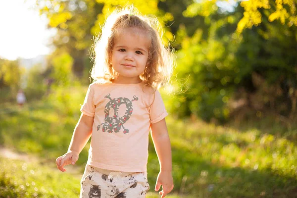 Красивый Летний Портрет Маленькой Девочки — стоковое фото