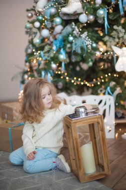 Büyük bir Noel hediyesi olan tatlı küçük kız.