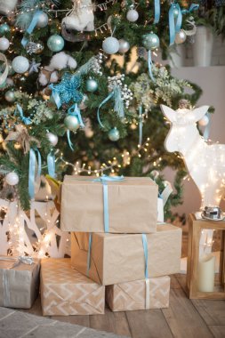 Noel ağacı modern iç oturma odasında