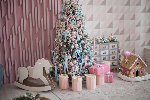 Χριστουγεννιάτικο Δέντρο Στο Σύγχρονο Εσωτερικό Σαλόνι — Φωτογραφία Αρχείου