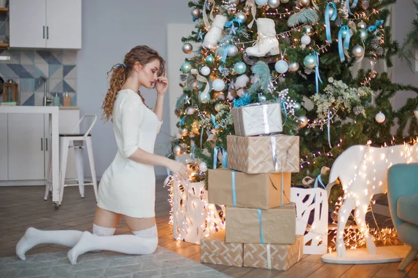 Menina Bonita Com Cabelos Cacheados Posando Lado Uma Árvore Natal — Fotografia de Stock
