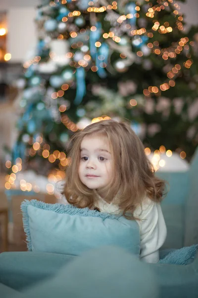 Carino Bambina Con Grande Regalo Natale — Foto Stock