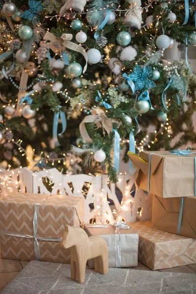 Χριστουγεννιάτικο Δέντρο Στο Σύγχρονο Εσωτερικό Σαλόνι — Φωτογραφία Αρχείου