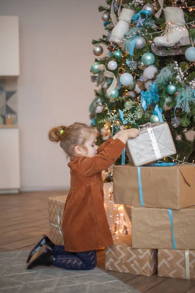 Cute Little Girl Dużym Prezentem Świątecznym — Zdjęcie stockowe