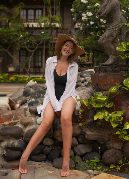 Jeune Femme Amusant Dans Environnement Naturel Bali — Photo