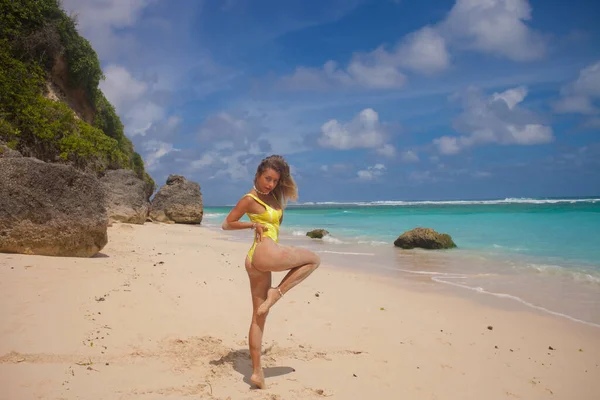 Sexy Donna Bionda Sulla Spiaggia Bali — Foto Stock