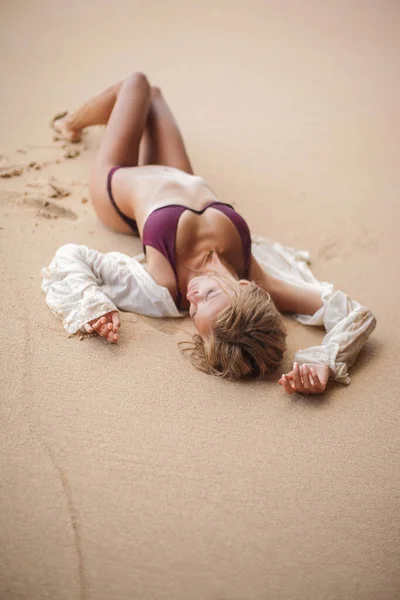 在巴里海滩上性感的金发女人 — 图库照片
