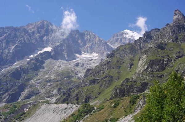 Tal Den Bergen Bewachsen Mit Wald Und Gletscher Der Ferne — Stockfoto