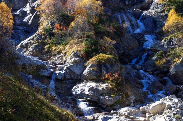 Dois Riachos Com Cachoeiras Nas Montanhas Outono — Fotografia de Stock
