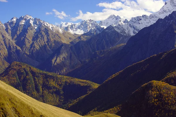 Berglandschaft im Kaukasus im Herbst, Nordossetien alania — Stockfoto