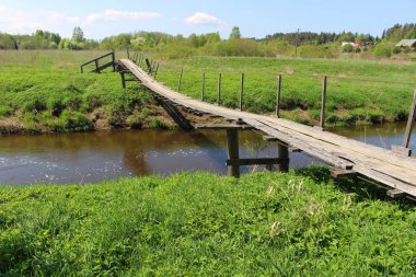 Yaz kırsal nehir üzerinde eski ahşap köprü