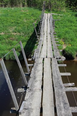 Yaz kırsal nehir üzerinde eski ahşap köprü