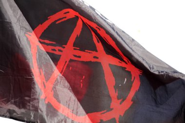 Rüzgarda çırpınan bir anarşi ile bayrak