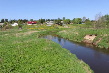 Geniş tarla ve orman da köy