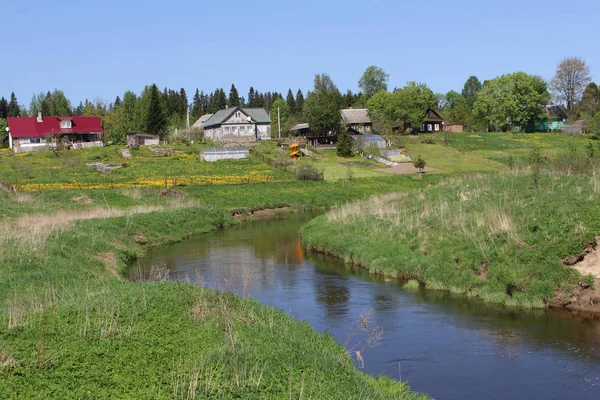 Geniş tarla ve orman da köy