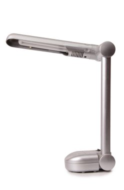 Beyaz bir arka plan üzerinde modern metal masa lambası