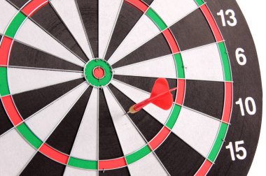 Beyaz arka plan üzerinde Dart için hedef