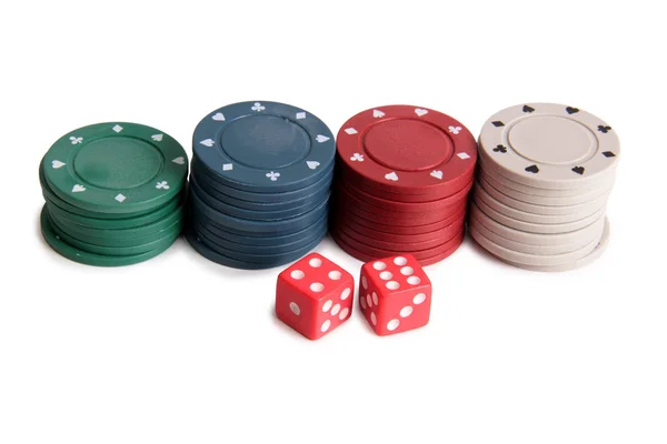 Würfel Und Chips Für Casino Mit Weißem Hintergrund — Stockfoto