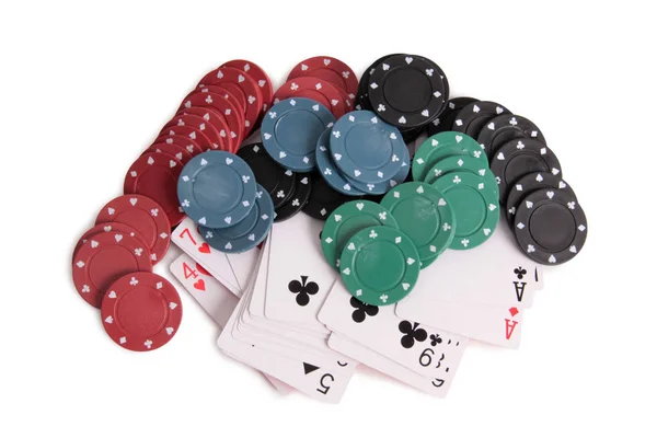 カードとチップ用の白い背景の上のカジノ — ストック写真