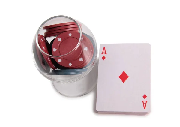 Karten Und Chips Für Casino Glas Mit Weißem Hintergrund — Stockfoto