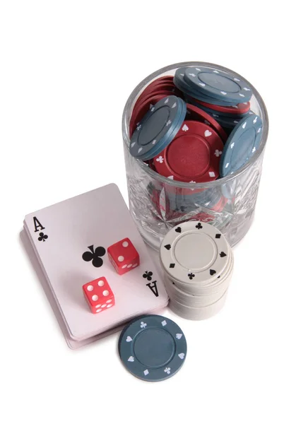Karten Und Chips Für Casino Glas Mit Weißem Hintergrund — Stockfoto