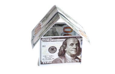 Beyaz arka plan üzerinde banknot kağıdı ev yapılmış