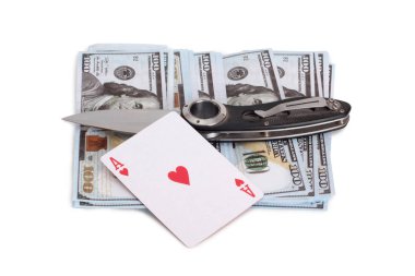Oyun kağıtları ve kağıt dolar beyaz bir arka plan üzerinde
