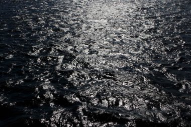 Parlak güneş ışığı altında su yüzeyine