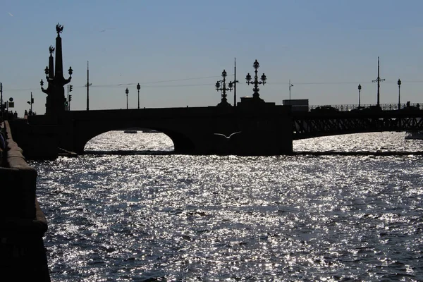 Refleksi Cahaya Pada Permukaan Sungai Dan Arsitektur Petersburg — Stok Foto