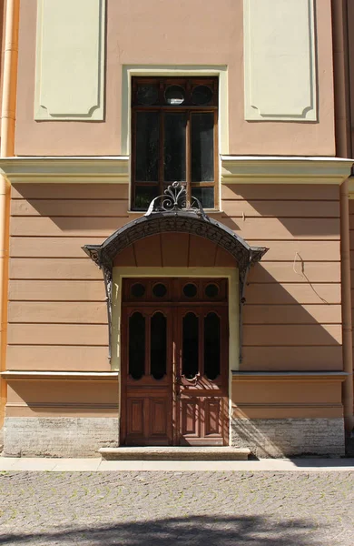 Fenster Und Türen Der Wand Eines Alten Hauses — Stockfoto