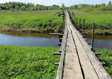 Yaz kırsal nehir üzerinde eski ahşap köprü