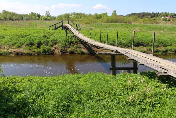 Yaz kırsal nehir üzerinde eski ahşap köprü
