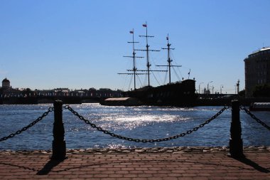 Nehri ve mimari St Petersburg yüzeyinde ışığın yansıması