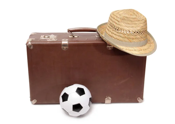 Alter Koffer Und Fußball Auf Weißem Hintergrund — Stockfoto