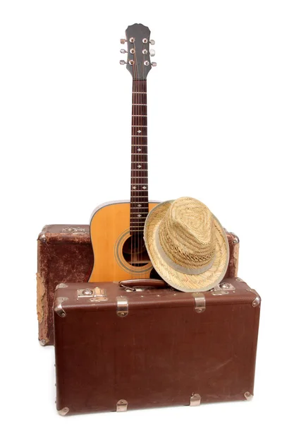 古いスーツケースとギターだけ白い背景のカントリー スタイルで — ストック写真