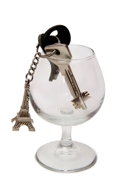 Schlüsselanhänger Und Wohnungsschlüssel Brille Auf Weißem Hintergrund — Stockfoto