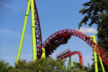 High roller coaster mavi gökyüzü bir yolculuk için
