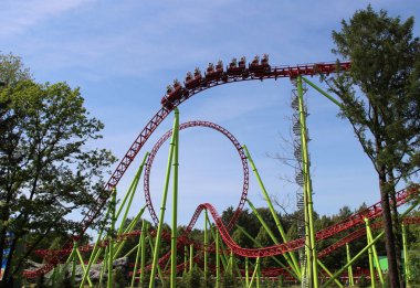 High roller coaster mavi gökyüzü bir yolculuk için