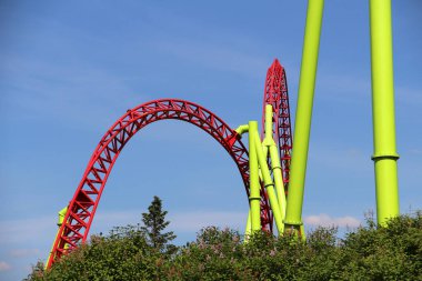 High roller coaster mavi gökyüzü bir yolculuk için