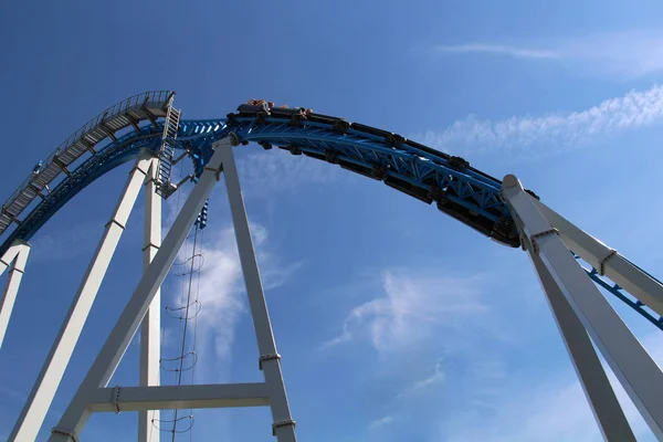 High Roller Coaster Przejażdżkę Błękitne Niebo — Zdjęcie stockowe