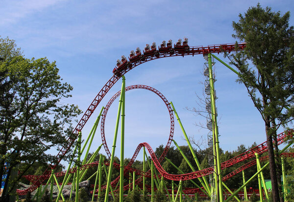 Высокие горки для катания по голубому небу
