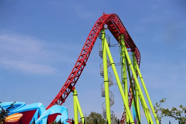 High Roller Coaster Mavi Gökyüzü Bir Yolculuk Için — Stok fotoğraf